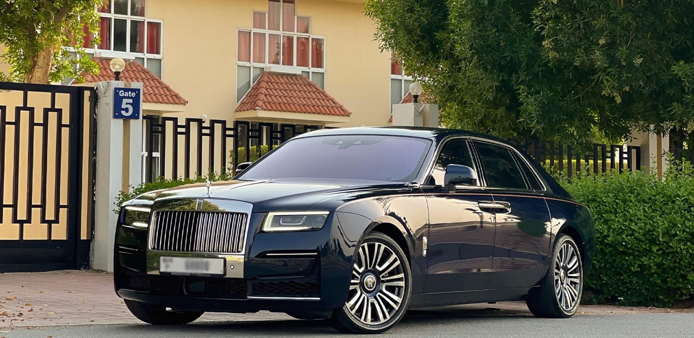 Take the breathtaking views of Dubai in luxury cars